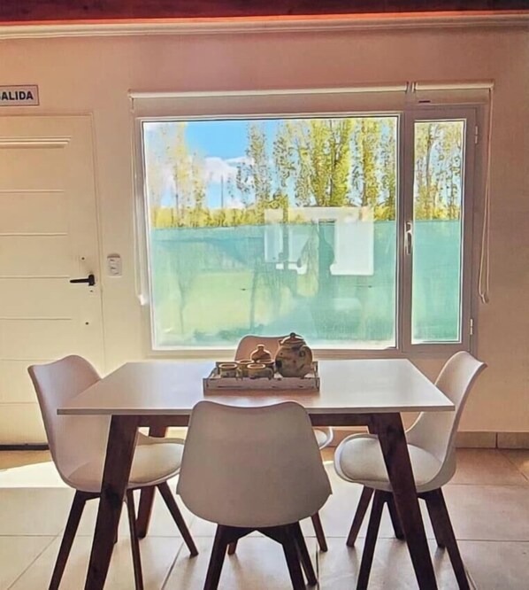 Dining - Depto 4 pax 1 baño con Starlink y parking cerca de terminal y centro (El Calafate)