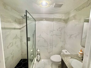 Toallas, jabón, papel de baño 
