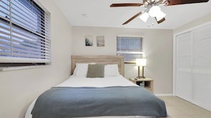 4 bedrooms, iron/ironing board, WiFi, bed sheets