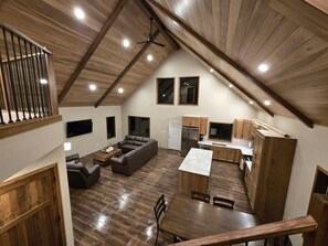 Um apartamento estilo loft com cozinha, sala de estar e área de jantar.