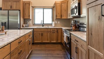 Coffee/tea maker, fridge, microwave, oven