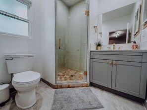 Dusche, Haartrockner, Handtücher, Seife
