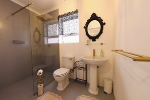 Haartrockner, Handtücher, Seife, Toilettenpapier