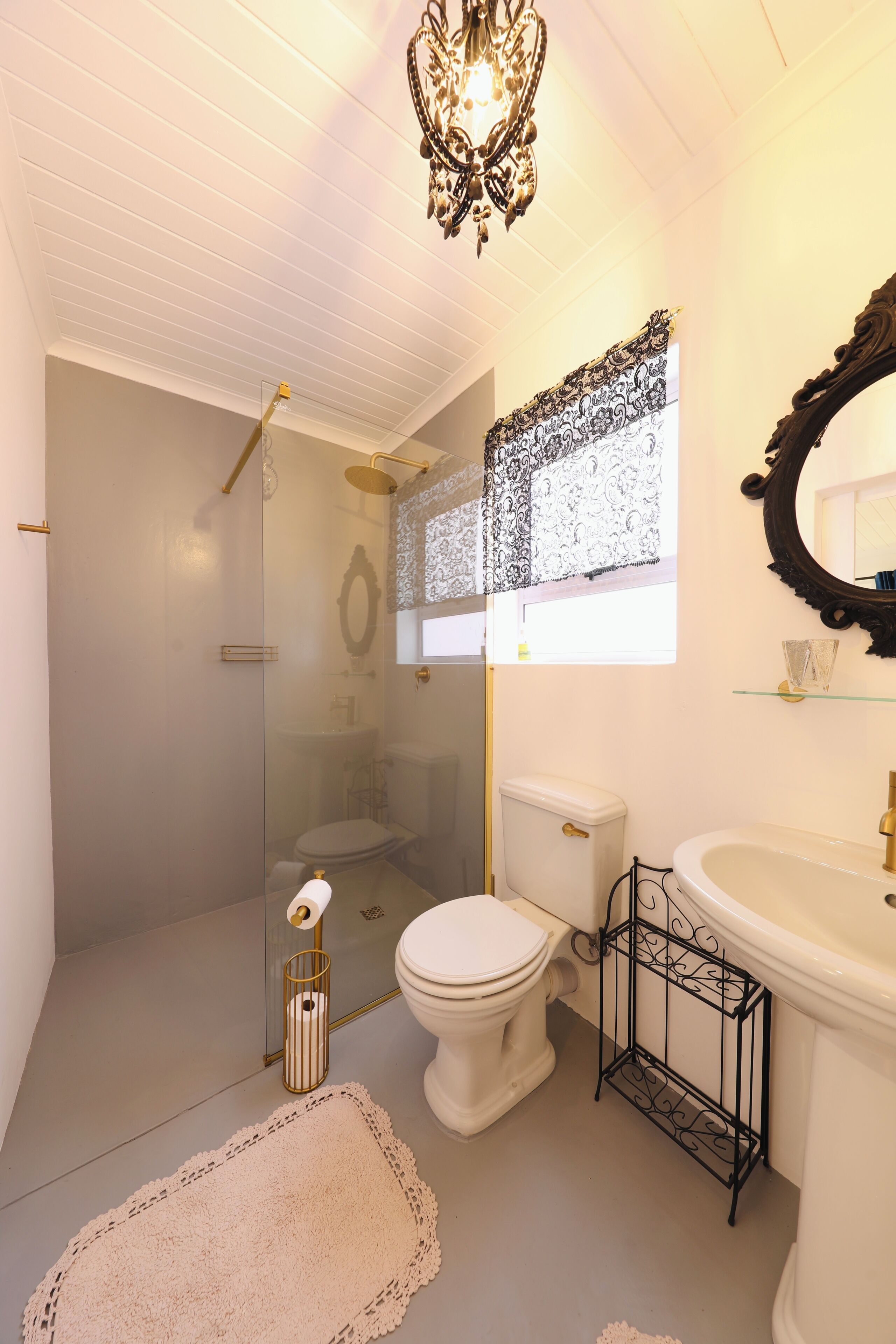 Secadora de cabello, toallas, jabón, papel de baño 