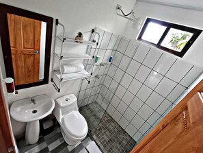 Douche, serviettes fournies, savon, papier toilette