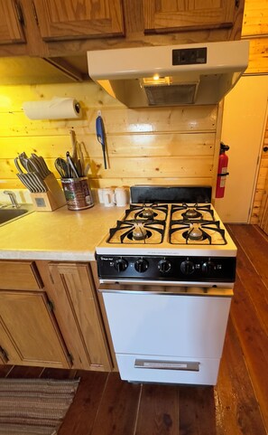 Refrigerador, horno, parrilla de estufa y cafetera y tetera 