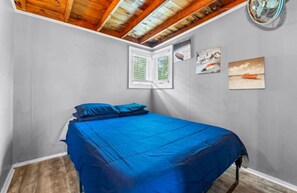 3 bedrooms, WiFi, bed sheets - Coastal Cottage Steps to Beach with Porch and Yard (York)