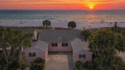 Pink Flamingo by the Sea Avantstay Walk to Beach + Ocean Views + Outdoor Dining Near Pier Park + Panama City Beach