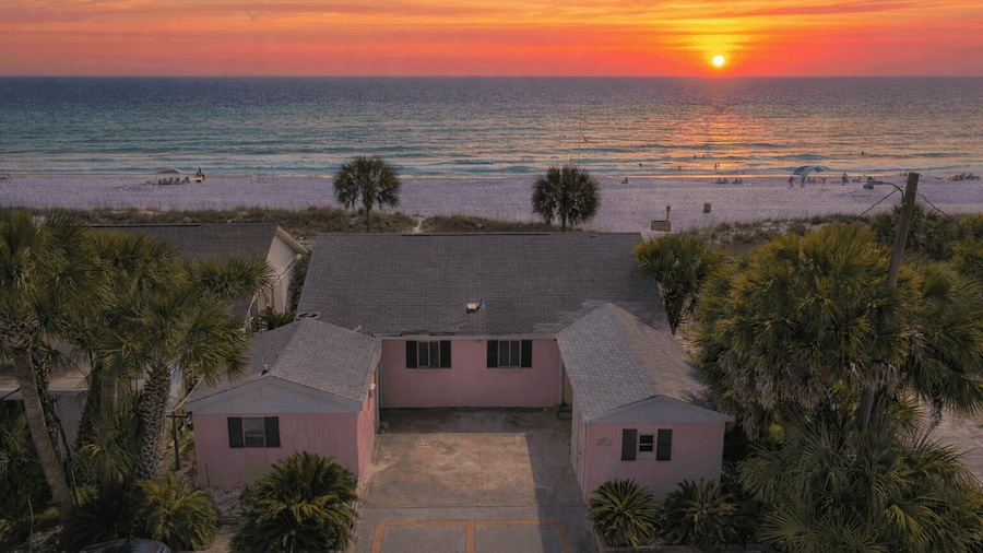 Pink Flamingo by the Sea Avantstay Walk to Beach + Ocean Views + Outdoor Dining Near Pier Park + Panama City Beach