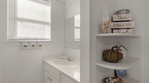 House (3 Bedrooms) | Interior - Pink Flamingo by the Sea Avantstay Walk to Beach + Ocean Views + Outdoor Dining Near Pier Park + Panama City Beach (Panama City Beach)