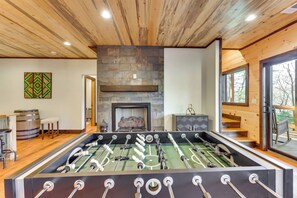 Games room - Panoramic Views & Hot Tub Bliss – Your Private Mountain Sanctuary (Blue ridge)