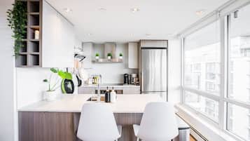 Cafetière-théière, réfrigérateur, four à micro-ondes, un four