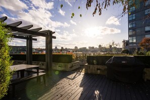 Outdoor dining - Olympic Village Oasis |Downtown Van |Free Parking (Vancouver)