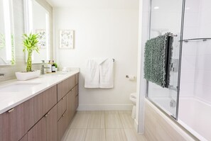 Hair dryer - Olympic Village Oasis |Downtown Van |Free Parking (Vancouver)
