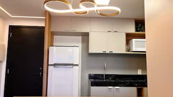 Deluxe Apartment | Private kitchen | Microwave, stovetop, toaster, blender