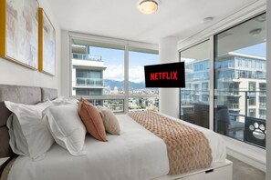 WiFi, bed sheets - Designer 2BR w/ City Views| Prime Olympic Village (Vancouver)