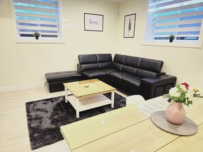 Interior - Modern Spacious Suite w/ Free Parking (Surrey)