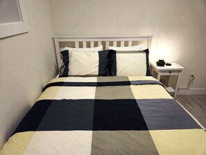 Iron/ironing board, travel cot, WiFi, bed sheets - Modern Spacious Suite w/ Free Parking (Surrey)