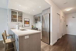 Fridge, microwave, oven, stovetop - Modern 1-Bed Condo | Mountain Views | 10 mins > DT (Vancouver)