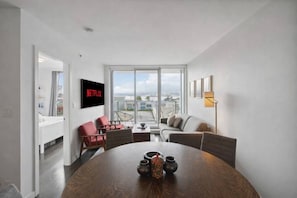 TV - Modern 1-Bed Condo | Mountain Views | 10 mins > DT (Vancouver)