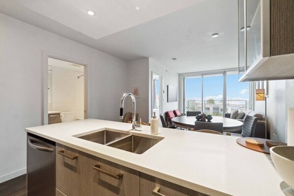 Interior - Modern 1-Bed Condo | Mountain Views | 10 mins > DT (Vancouver)
