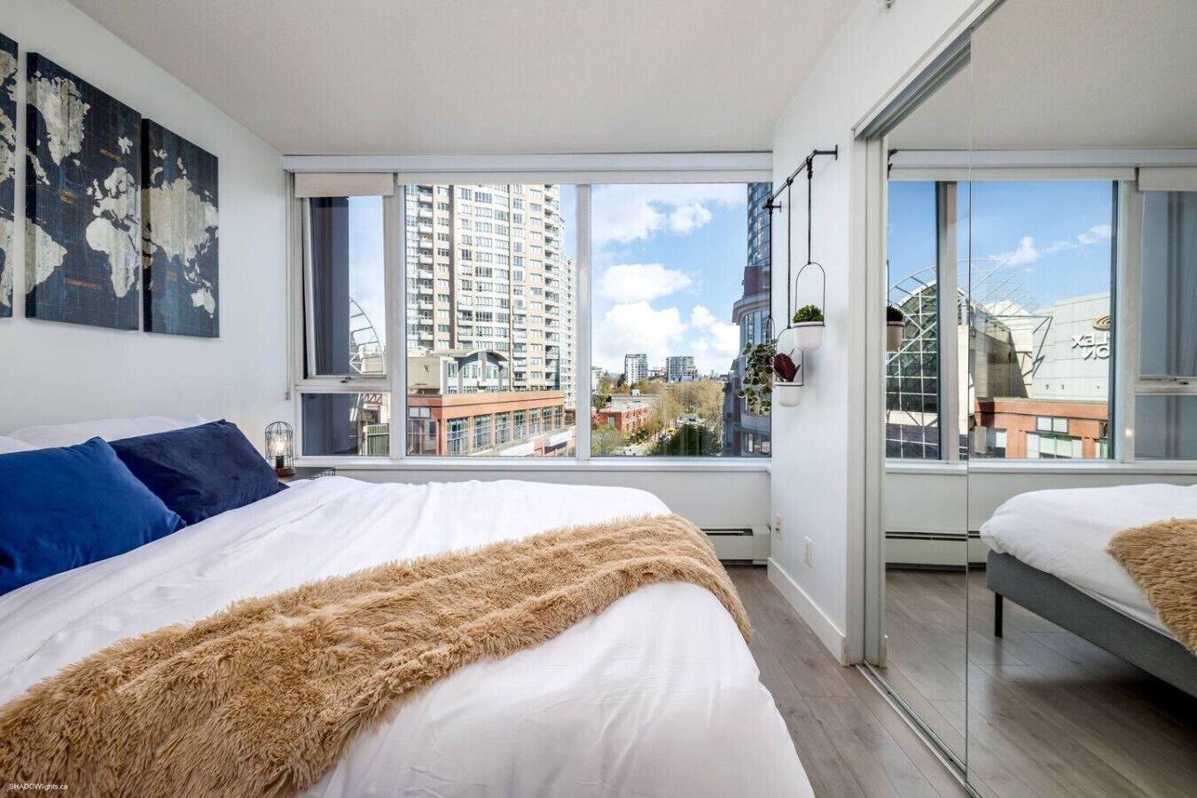 Desk, iron/ironing board, WiFi, bed sheets