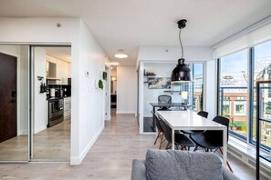 Dining - Downtown Luxurious 2BD|Pool |Parking|Hot Tub|Sauna (Vancouver)