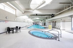 Pool - Downtown Luxurious 2BD|Pool |Parking|Hot Tub|Sauna (Vancouver)