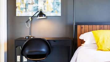Desk, iron/ironing board, WiFi, bed sheets