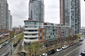 Exterior - Downtown Luxurious 2BD|Pool |Parking|Hot Tub|Sauna (Vancouver)