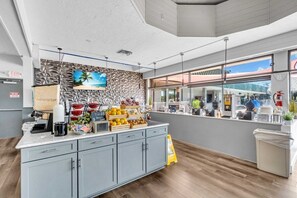 Dining - Bright Sarasota Studio, Pool + Boat Docking + Waterfront + IMG, Close to Beaches (Sarasota)