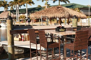 Outdoor dining - Bright Sarasota Studio, Pool + Boat Docking + Waterfront + IMG, Close to Beaches (Sarasota)