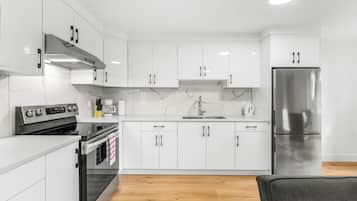 Refrigerador, microondas, horno, placa de cocina