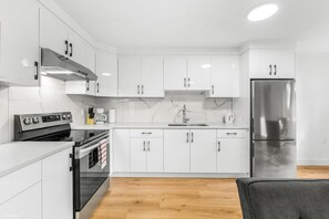 Réfrigérateur, four à micro-ondes, un four, surface de cuisson
