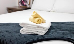 Tabla de planchar con plancha, wifi y ropa de cama 