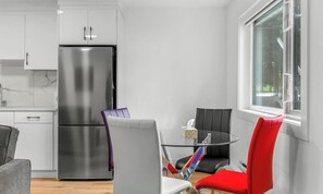 Dining - Modern 2-BR/ Near Capilano Suspension Bridge (North Vancouver)