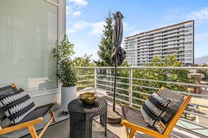 Property grounds - Luxury Waterfront 2BR| Harbor View| Pool| Hot Tub (North Vancouver)