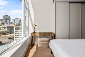 Desk, iron/ironing board, WiFi, bed sheets - Luxury Waterfront 2BR| Harbor View| Pool| Hot Tub (North Vancouver)