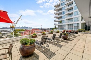 Terrace/patio - Luxury Waterfront 2BR| Harbor View| Pool| Hot Tub (North Vancouver)