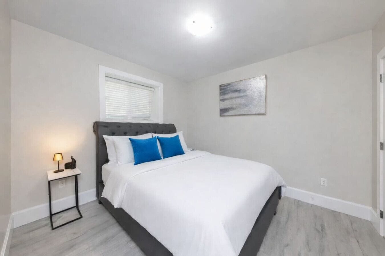 Desk, iron/ironing board, WiFi, bed sheets