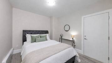 Desk, iron/ironing board, WiFi, bed sheets