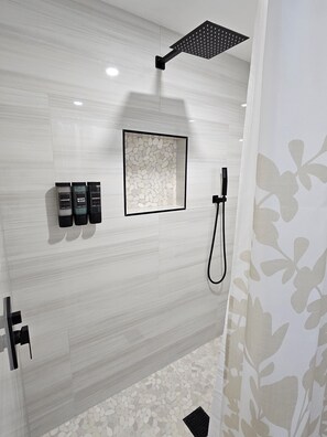 Regadera, secadora de cabello, toallas, papel de baño 