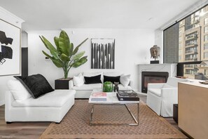 TV, fireplace, stereo - High-End Downtown 1BR| Pool Gym | Stadium District (Vancouver)