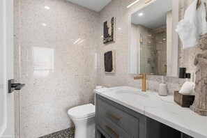 Hair dryer - High-End Downtown 1BR| Pool Gym | Stadium District (Vancouver)