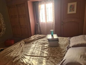 Room - Cozy Villa bedroom with balcony : private bath accessed via shared space. (Casablanca)