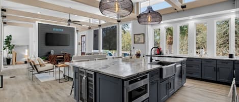 House (5 Bedrooms) | Interior