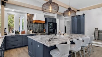 House (5 Bedrooms) | Interior