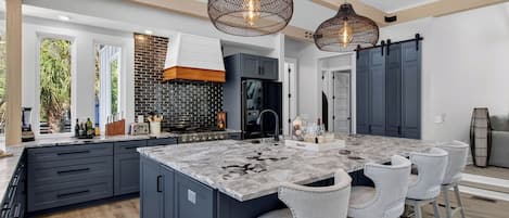 House (5 Bedrooms) | Interior