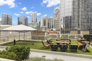 Outdoor dining - Modern Apartment w/ Kitchen | Pet Friendly & Pool | Near Boardwalk & Stadium (Nashville)
