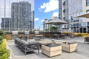 Outdoor dining - Modern Apartment w/ Kitchen | Pet Friendly & Pool | Near Boardwalk & Stadium (Nashville)